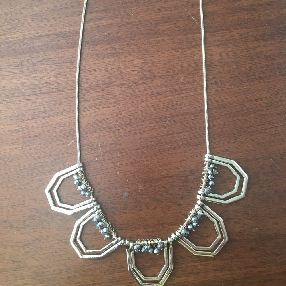 Very pretty gold tone necklace